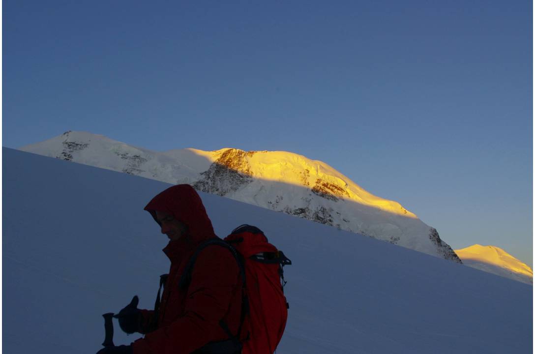 #7 Liskamm prend feu : Lever du soleil, sur les hauteurs du Liskamm. Pierre apprécie. Liskamm prend feu : Lever du soleil, sur les hauteurs du Liskamm. Pierre apprécie.