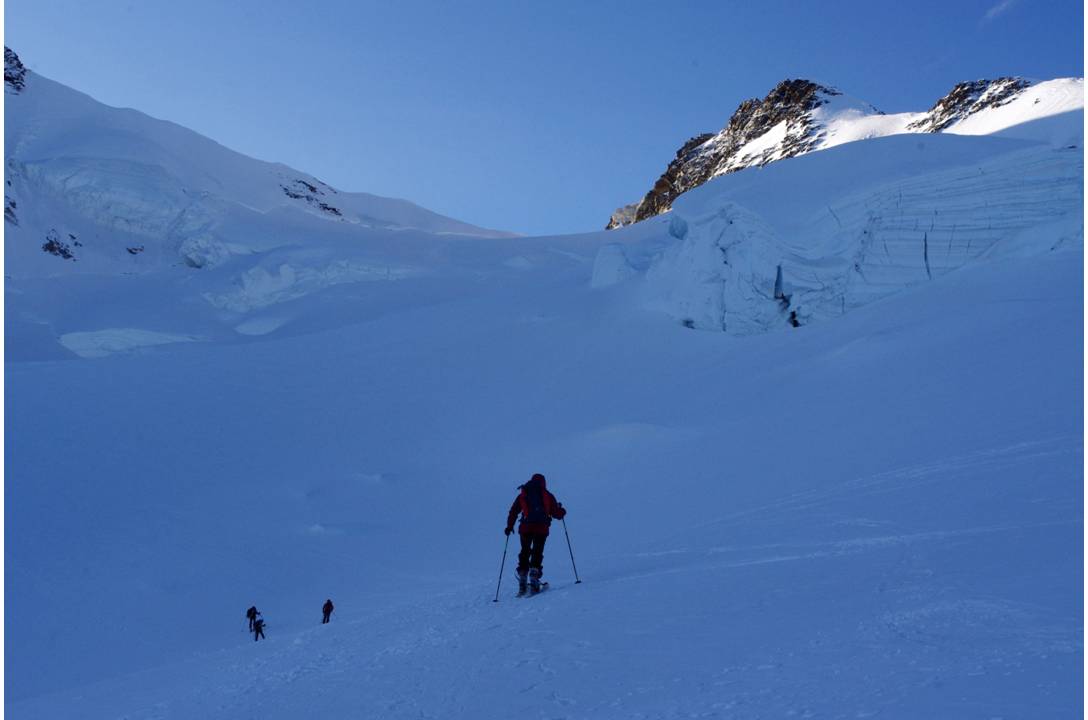 #9 Montée du M-Rosa Gletscher : Montée au frais, par gradins, 3500, 3800, 4000, 4300, 4500... çà n Montée du M-Rosa Gletscher : Montée au frais, par gradins, 3500, 3800, 4000, 4300, 4500... çà n'arrête pas de grimper... dans des sculptures glaciaires étonnantes... nous prenons le soleil au franchissement d'une crevasse en piolets traction.