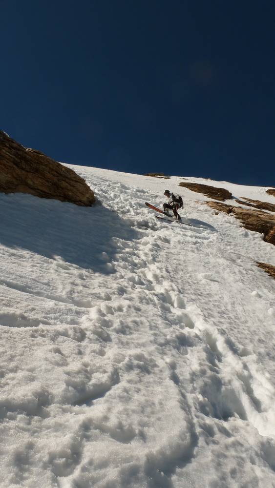 #12 Tsanteleina : Dans l Tsanteleina : Dans l'étroiture, la glace est présente juste sous la neige