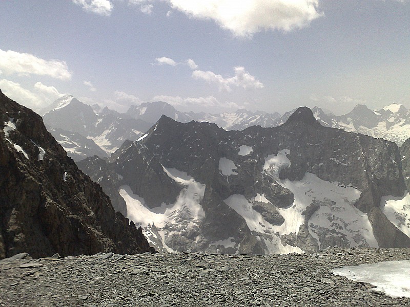 Du sommet : Ecrins et Rouies aux extrémités, le vallon de la Selle dessous