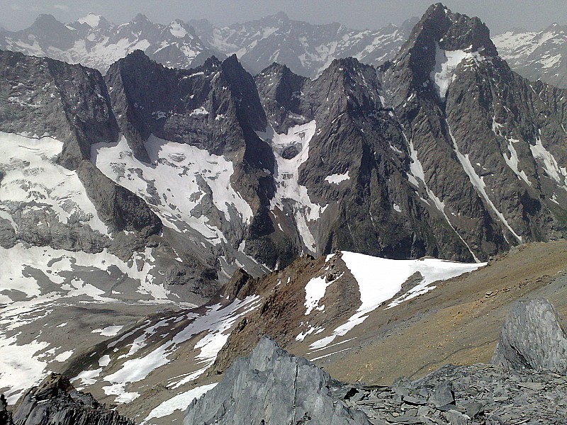 Aiguille du Plat de la Selle : Du Dôme de la Lauze, l'aiguille du Plat de la Selle, vallon de la Selle, et refuge éponyme tout au fond.