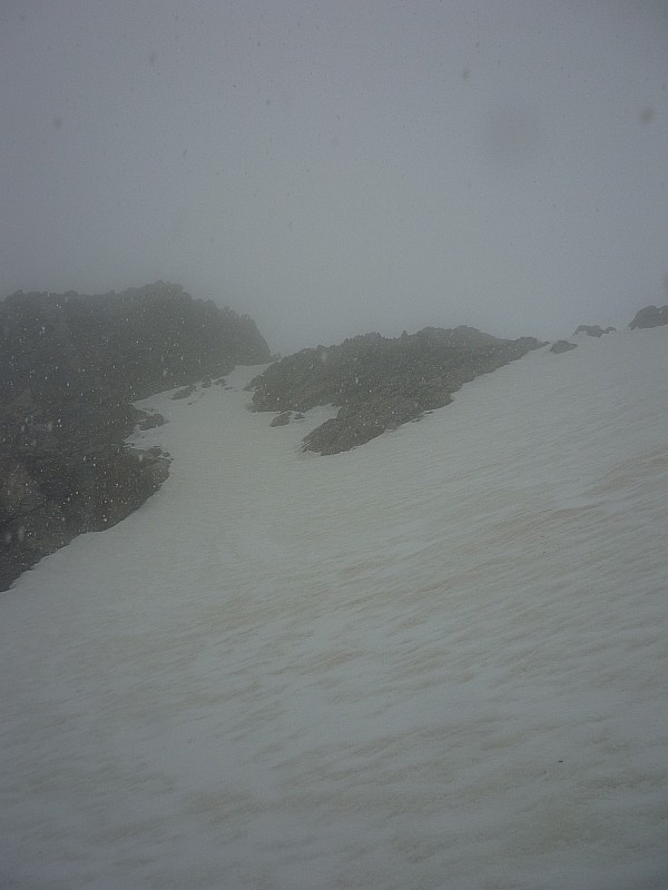 #3 couloir : petit couloir pour terminer sur la neige jusqu couloir : petit couloir pour terminer sur la neige jusqu'en haut....la glace n'est pas loin (30 cm de neige)
on a quand meme broché...safe!
