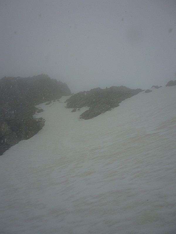 couloir : petit couloir pour terminer sur la neige jusqu'en haut....la glace n'est pas loin (30 cm de neige)
on a quand meme broché...safe!