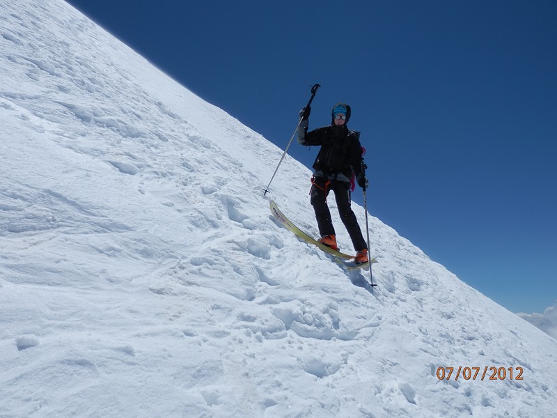 #20 Départ à ski du sommet : Neige dure et soufflée au départ du sommet Départ à ski du sommet : Neige dure et soufflée au départ du sommet