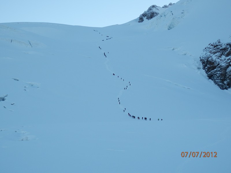 #7 Au départ de Gnifetti : Beaucoup d Au départ de Gnifetti : Beaucoup d'alpinistes au départ pour le sommet
