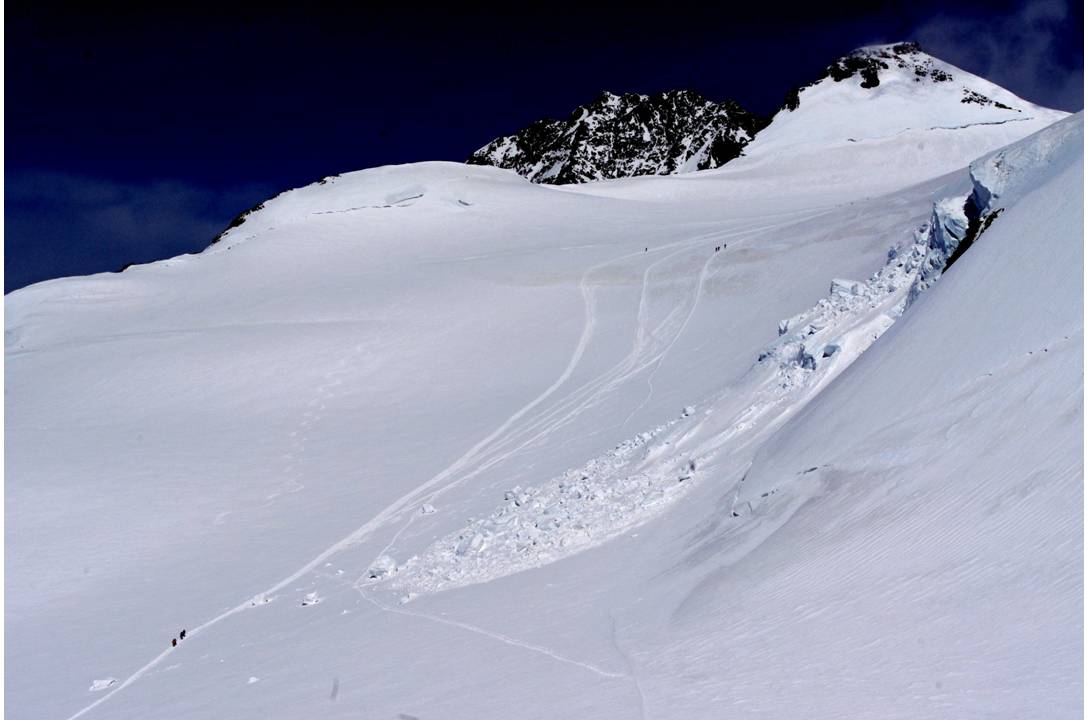 #12 Virages de Juillet : En regardant bien... on distingue à côtés des traces des alpi, et plus à gauche... des virages de skieur... rançon des courbes très agréables, mais sur une neige transfo peu encore décaillée, sous l Virages de Juillet : En regardant bien... on distingue à côtés des traces des alpi, et plus à gauche... des virages de skieur... rançon des courbes très agréables, mais sur une neige transfo peu encore décaillée, sous l'effet du vent.