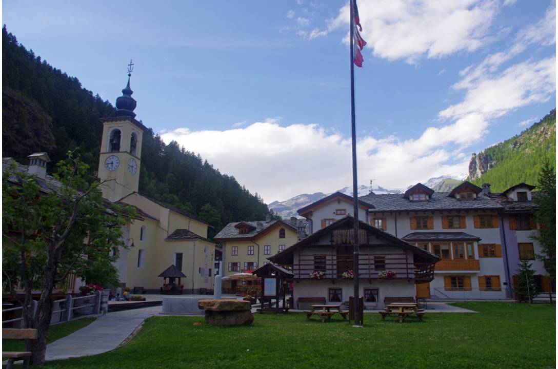 #16 GRESSONNEY : Harmonie de la vallée du LYS et de ses villages, ici GRESSONNEY LA TRINITE... une civilisation calme, au dessous des grands géants des Alpes GRESSONNEY : Harmonie de la vallée du LYS et de ses villages, ici GRESSONNEY LA TRINITE... une civilisation calme, au dessous des grands géants des Alpes