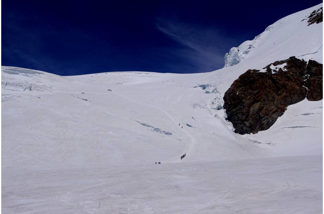 #15 Glacier Garstelet : Arrivée à la proximité du refuge GNIFETTI, regard sur le glacier qui vient d Glacier Garstelet : Arrivée à la proximité du refuge GNIFETTI, regard sur le glacier qui vient d'être descendu, en jolie transfo.