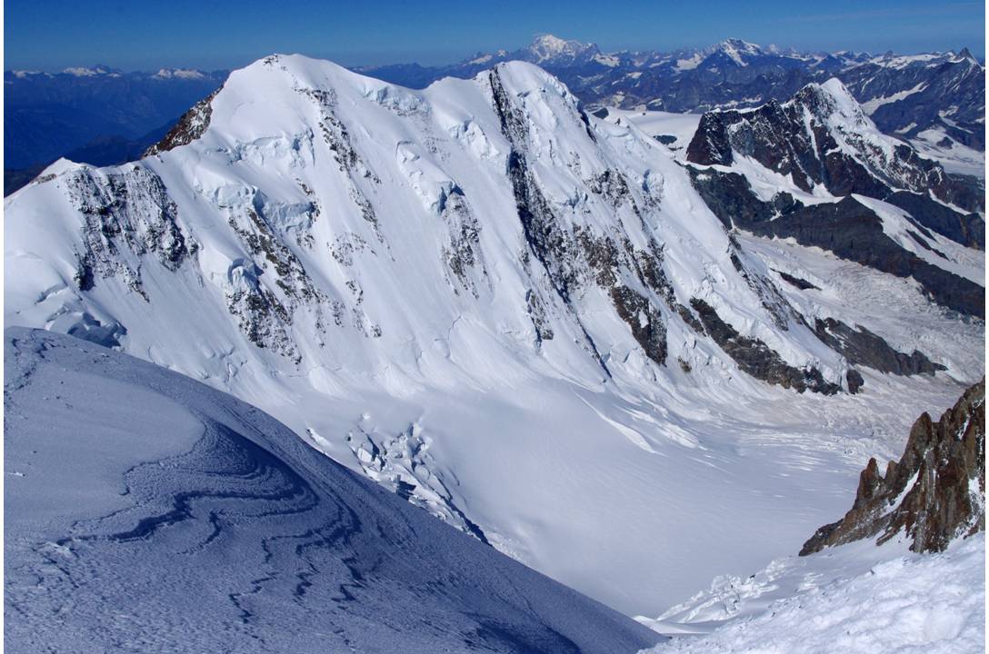 #3 Lyskam en parfait état : Depuis la Zumstein, vue en direct sur la FN des LYSKAM... que du blanc bien conservé par les précipitations de juillet 2012. Magique! Lyskam en parfait état : Depuis la Zumstein, vue en direct sur la FN des LYSKAM... que du blanc bien conservé par les précipitations de juillet 2012. Magique!