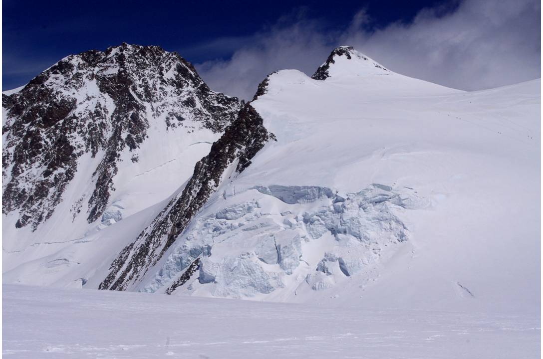 #13 DUFOUR et ZUMSTEIN : Ampleur et diversité des Mont-Rose... la Pointe DUFOUR toute de gneiss rouge, la ZUMSTEIN, portant glaciers... DUFOUR et ZUMSTEIN : Ampleur et diversité des Mont-Rose... la Pointe DUFOUR toute de gneiss rouge, la ZUMSTEIN, portant glaciers...