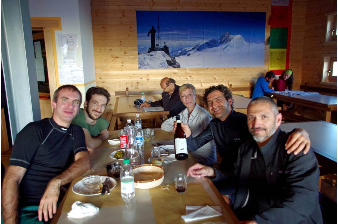 #18 Barbera d Barbera d'Alba : La montagne rassemble... mais aussi le BARBERA d'ALBA! merci aux clients qui n'ont psa fini leur bouteille, merci à l'équipe du refuge qui nous a attribué le lot... et voilà comment nous sympathisâmes!
