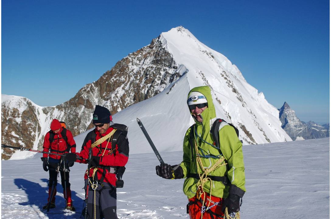 #1 Col du Lys 4255 et froid! : Il fait beau, nous sommes nombreux à ce col frontière, et çà caille grâve... Retrouvailles chaleureuses: marco et Enrico Col du Lys 4255 et froid! : Il fait beau, nous sommes nombreux à ce col frontière, et çà caille grâve... Retrouvailles chaleureuses: marco et Enrico