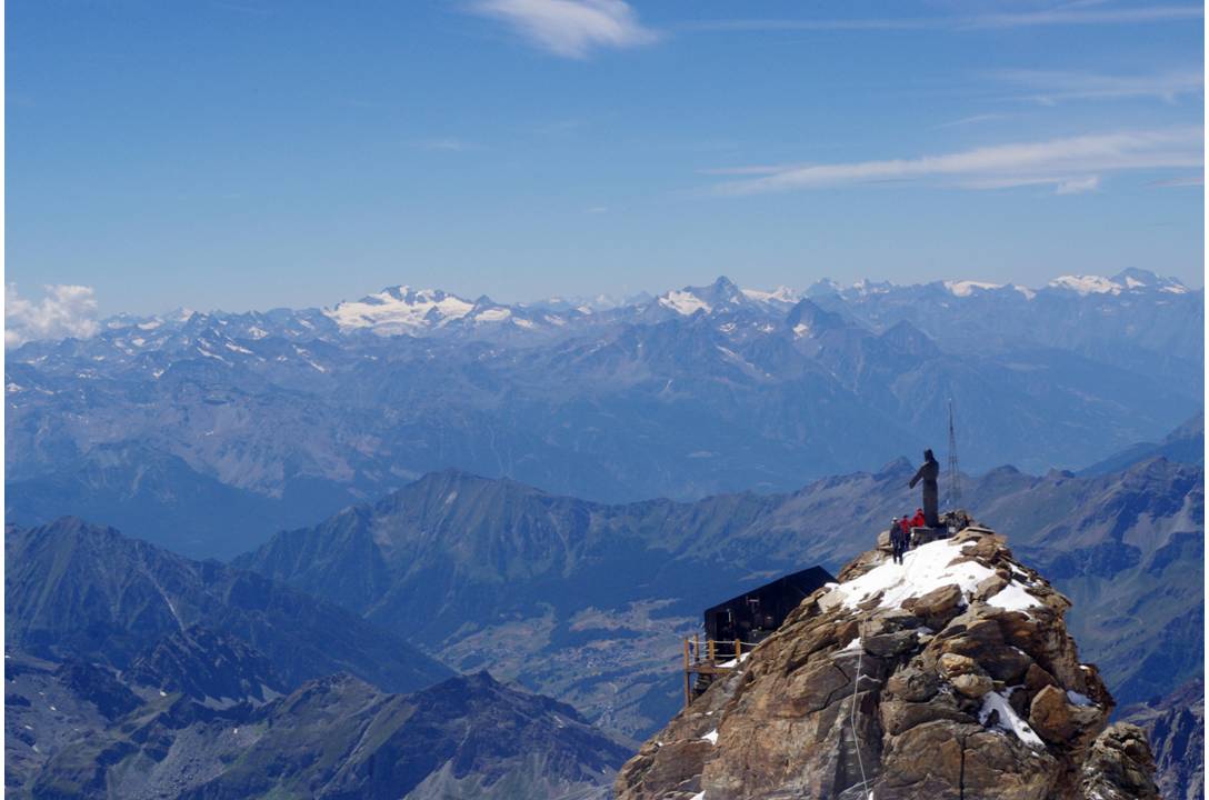 #14 Maison : Le Bivouac Giordano, à 4167 mètres, est l Maison : Le Bivouac Giordano, à 4167 mètres, est l'une des solutions de halte au Mont-Rose, se situant sur un petit promontoire rocheux au milieu des glaces: le Balmenhorn. En face c'est prise directe sur le GRAND PARADIS et le Mt Pourri!