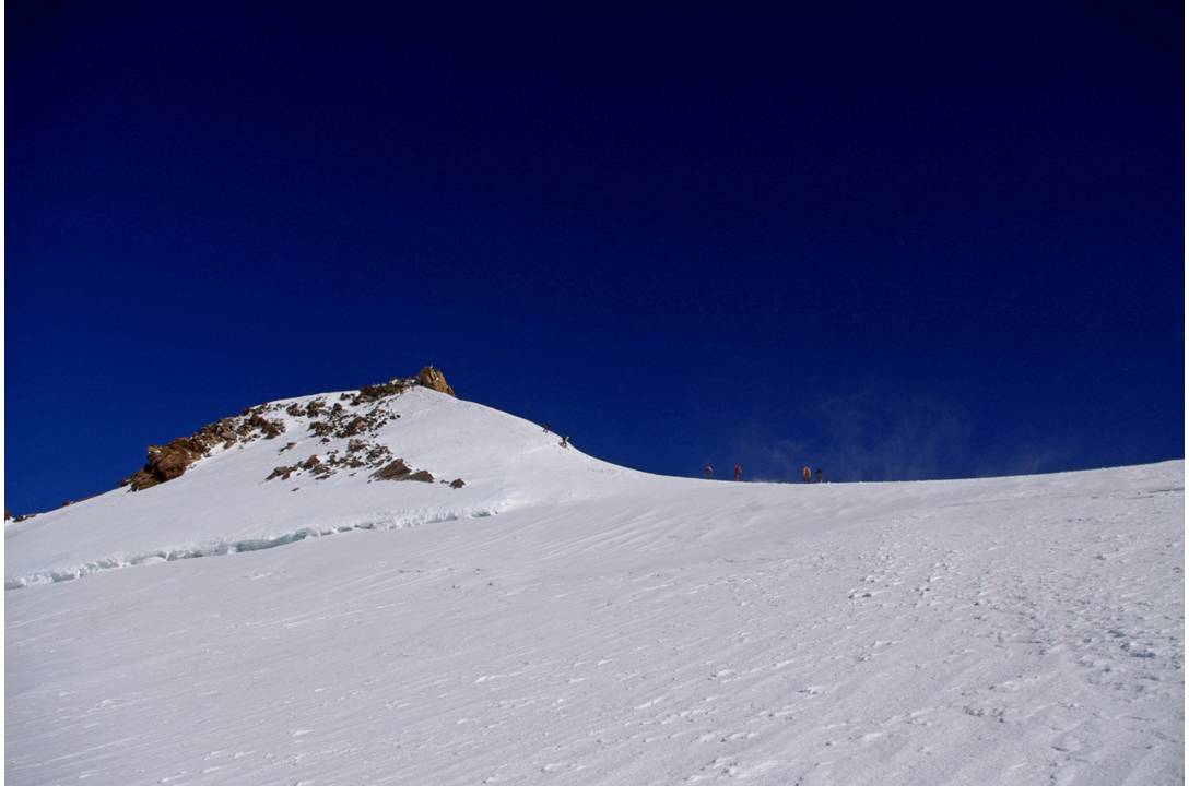 #2 Arrête Zumstein : Je pose les skis sous l Arrête Zumstein : Je pose les skis sous l'arrête sommitale de la Zumstein... les cordées se découpent sur la ligne aérienne