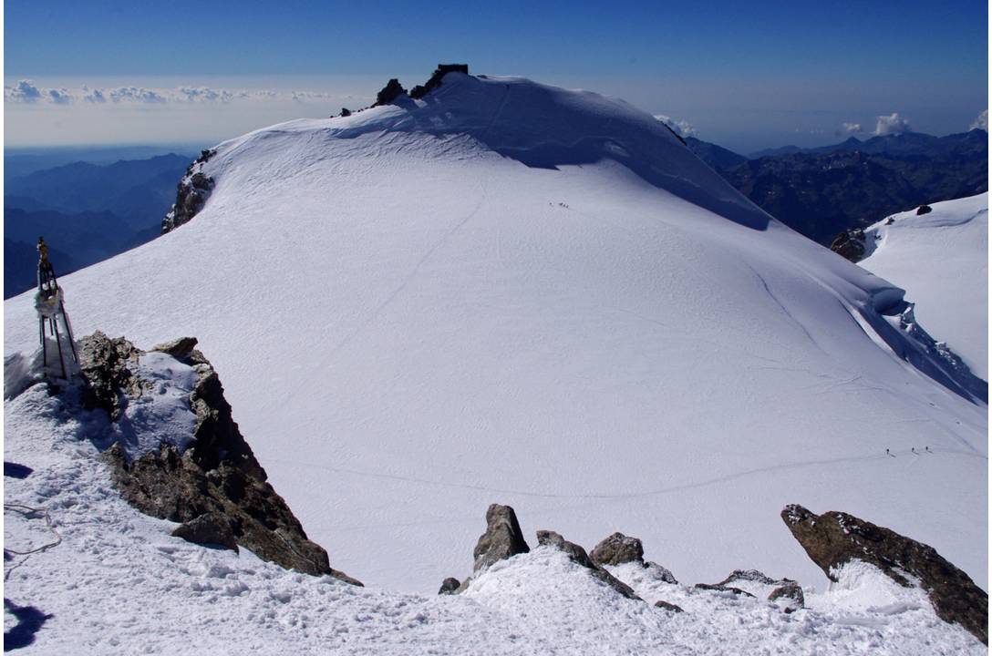 #5 La Gnifetti : 10 mètres plus basse que la ZUMSTEIN, la Punta GNIFETTI accueil un refuge... symbole du génie alpin des Italiens. La Gnifetti : 10 mètres plus basse que la ZUMSTEIN, la Punta GNIFETTI accueil un refuge... symbole du génie alpin des Italiens.