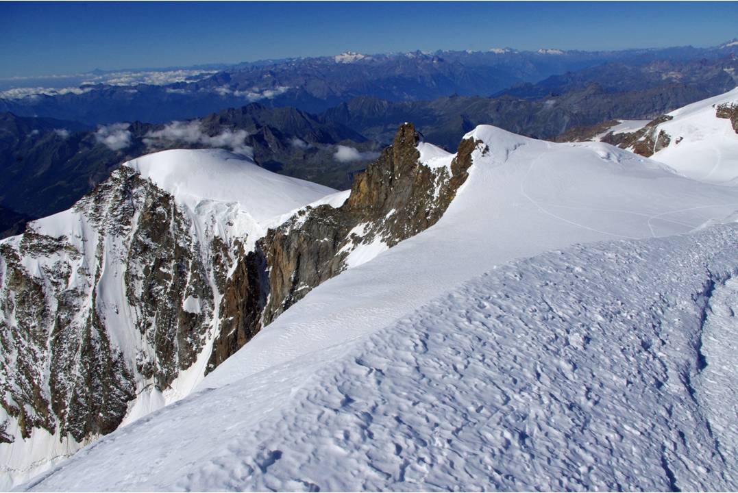 #13 La Traversée nous attend : Depuis la Parrot, vue sur les sommets à venir: Ludwigshöhe, Corno Nero, Pyramide Vincent. La Traversée nous attend : Depuis la Parrot, vue sur les sommets à venir: Ludwigshöhe, Corno Nero, Pyramide Vincent.
