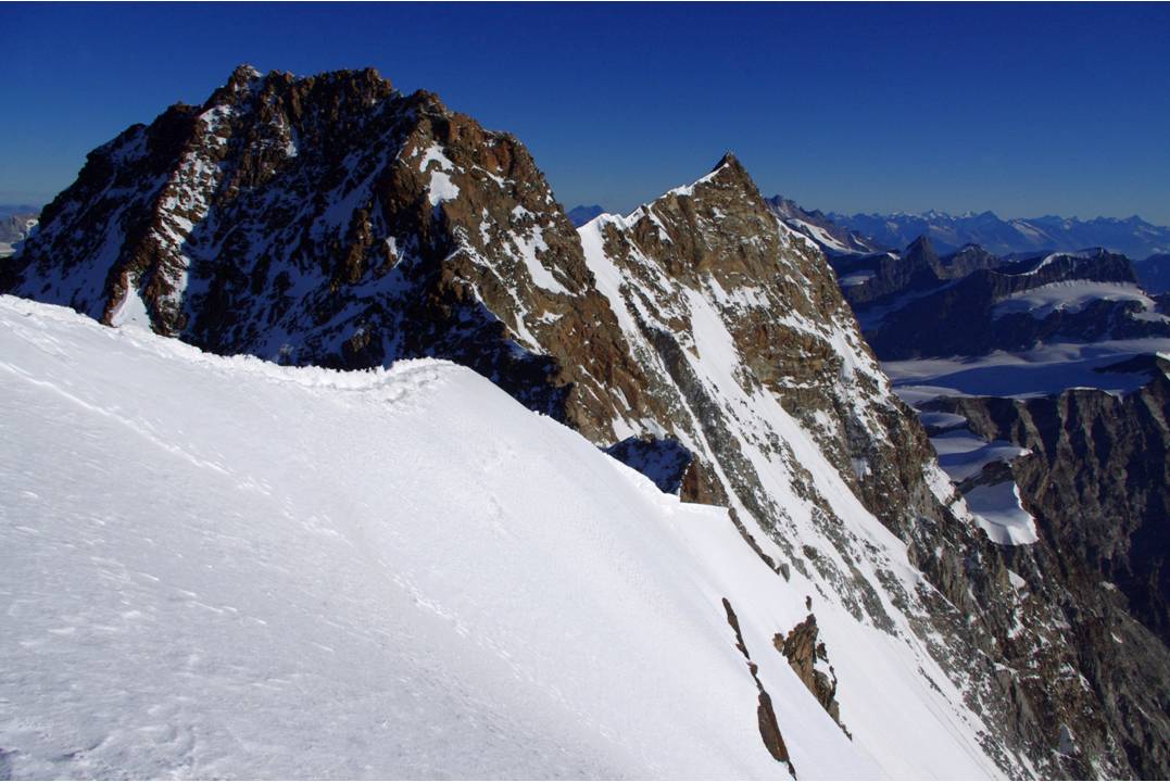 #9 Marinelli : Entre Dufour et Nordend, les grandes pentes supérieures du couloir Marinelli. Marinelli : Entre Dufour et Nordend, les grandes pentes supérieures du couloir Marinelli.
