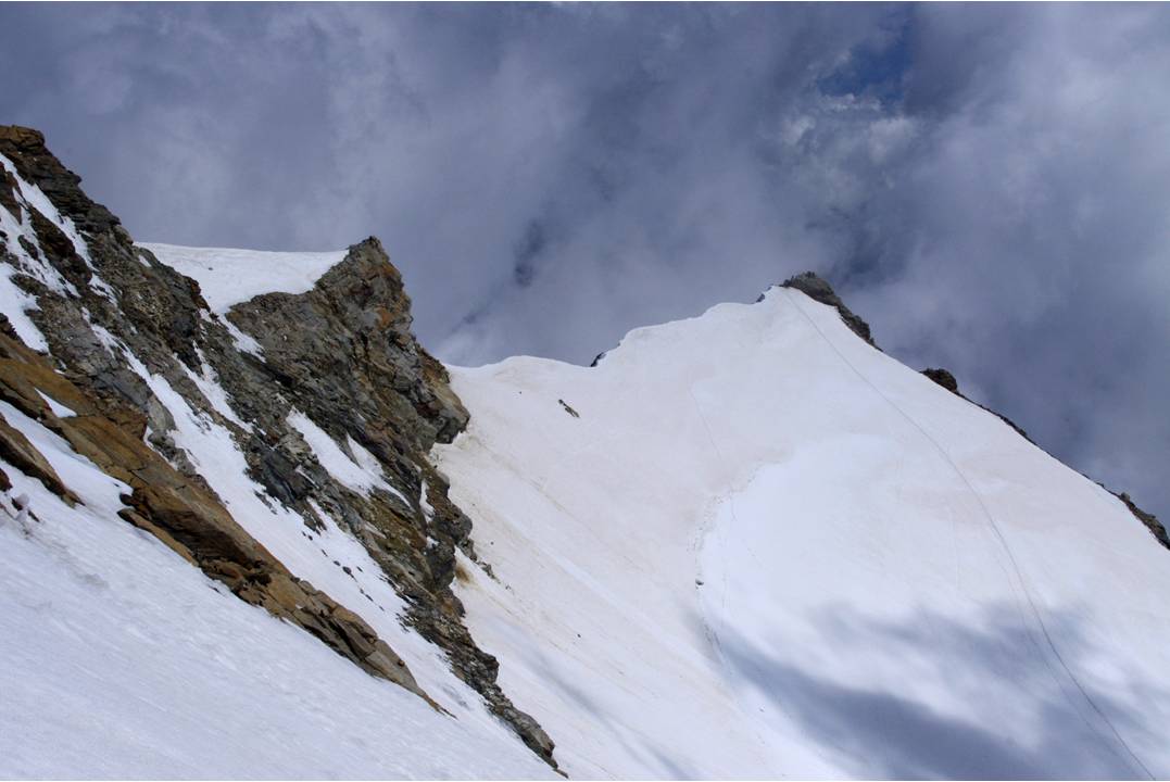 #17 A l A l'approche de Giordani 4048 : Sous la Vincent, c'est le secteur de la Punta Giordani, dernier des 4000 du jour, et du glacier d'Indren... à la skiabilité médiocre ce jour, en dessous de 3800... Il faut passer au mode été.