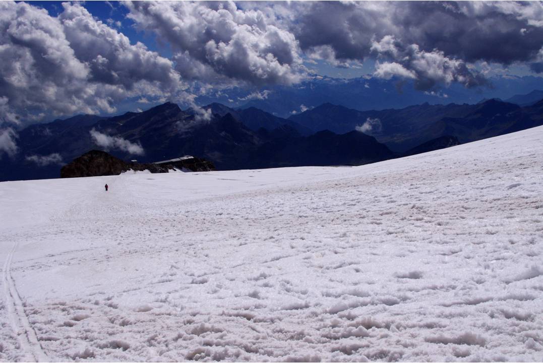 #1 Au dessus du refuge Gnifetti : Ce 10/08 après midi, trace ascendante à réaliser de 3500 à 4500, dans un manteau légèrement revenu, 10 cm meuble sur fond dur. Quelques crevasses commencent à s Au dessus du refuge Gnifetti : Ce 10/08 après midi, trace ascendante à réaliser de 3500 à 4500, dans un manteau légèrement revenu, 10 cm meuble sur fond dur. Quelques crevasses commencent à s'ouvrir.