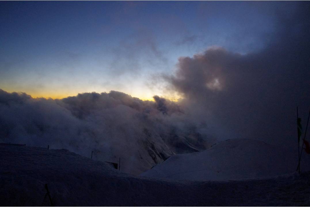 #2 Arrivée Refuge Margherita : 19h30, arrivée un peu stressante au refuge Margherita... les rafales de NW font remonter les nuages du Valais sur la crête frontalière. On est dans le gris. Arrivée Refuge Margherita : 19h30, arrivée un peu stressante au refuge Margherita... les rafales de NW font remonter les nuages du Valais sur la crête frontalière. On est dans le gris.