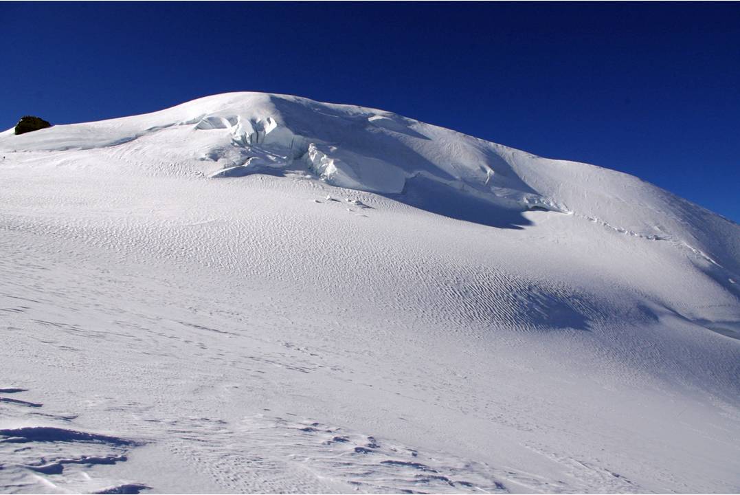 #10 Face Nord de la Parrot : Une première redescente en neige dure pas décaillée, vers 4200... la remontée à la Parrot peut commencer. Face Nord de la Parrot : Une première redescente en neige dure pas décaillée, vers 4200... la remontée à la Parrot peut commencer.