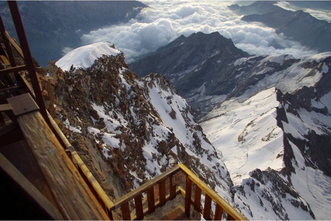 #5 Arrête E de la Gnifetti : Des lumières sont apparues sur l Arrête E de la Gnifetti : Des lumières sont apparues sur l'arrête EST de la Gnifetti... des alpinistes y engagent un grand parcours alpin.