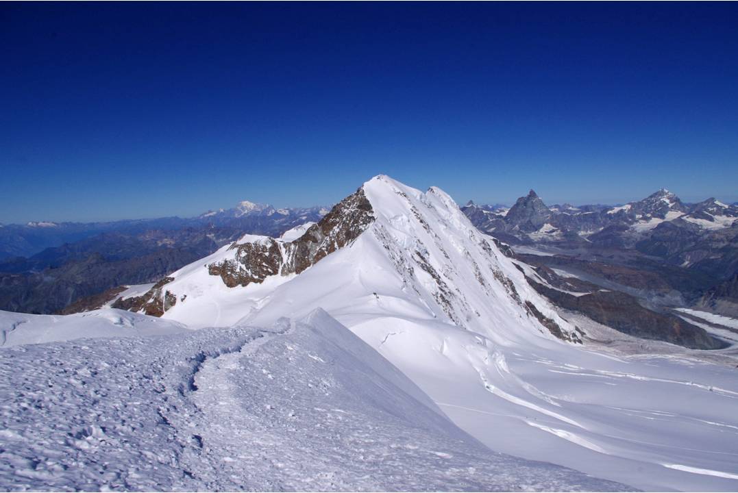 #11 Parrot 4436 : Belle courbe de neige pour le sommet de la Parrot. Parrot 4436 : Belle courbe de neige pour le sommet de la Parrot.
