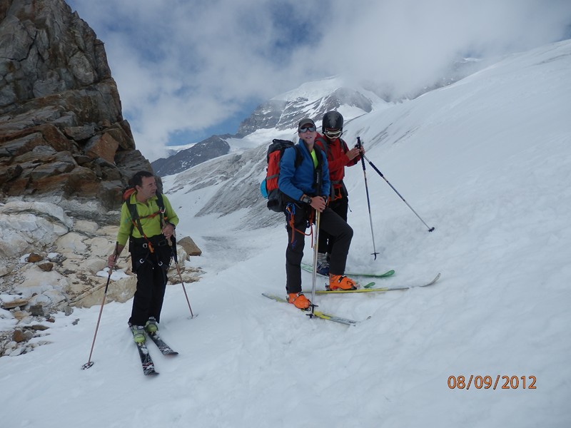 #32 Refuge Gnifetti : Au départ depuis le Refuge Gnifetti après une pause déjeuner : André, Fabrice et Mickael Refuge Gnifetti : Au départ depuis le Refuge Gnifetti après une pause déjeuner : André, Fabrice et Mickael