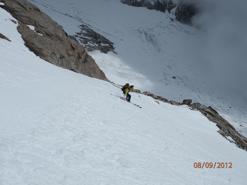 #33 Canale Casati : André entre dans le couloir Casati avec les nuages montant depuis la vallée Canale Casati : André entre dans le couloir Casati avec les nuages montant depuis la vallée