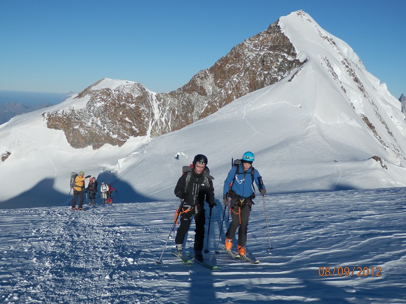 #17 Col du Lys : Mickael et Fabrice arrivant au Col du Lys sur fond de Lyskamm et très à droite le Cervin Col du Lys : Mickael et Fabrice arrivant au Col du Lys sur fond de Lyskamm et très à droite le Cervin
