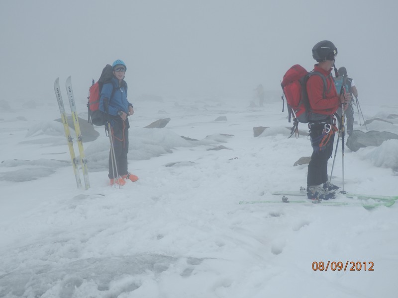 #36 Fin de la course : C Fin de la course : C'est terminé sur le glacier Indren à 3300m dans les nuages montés depuis la vallée : 10 minutes de marche pour rejoindre le téléphérique