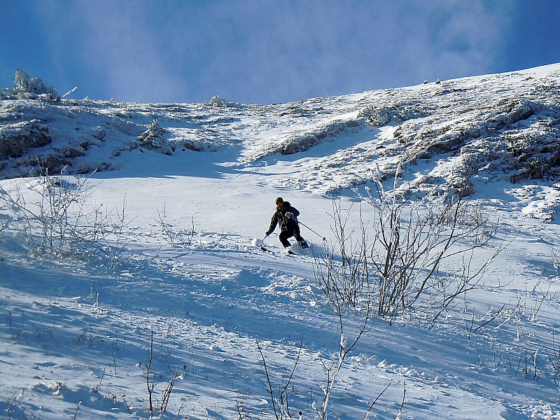 #8 pente Est sous la croix : Avec des skis-cailloux, c pente Est sous la croix : Avec des skis-cailloux, c'est un régal à descendre.