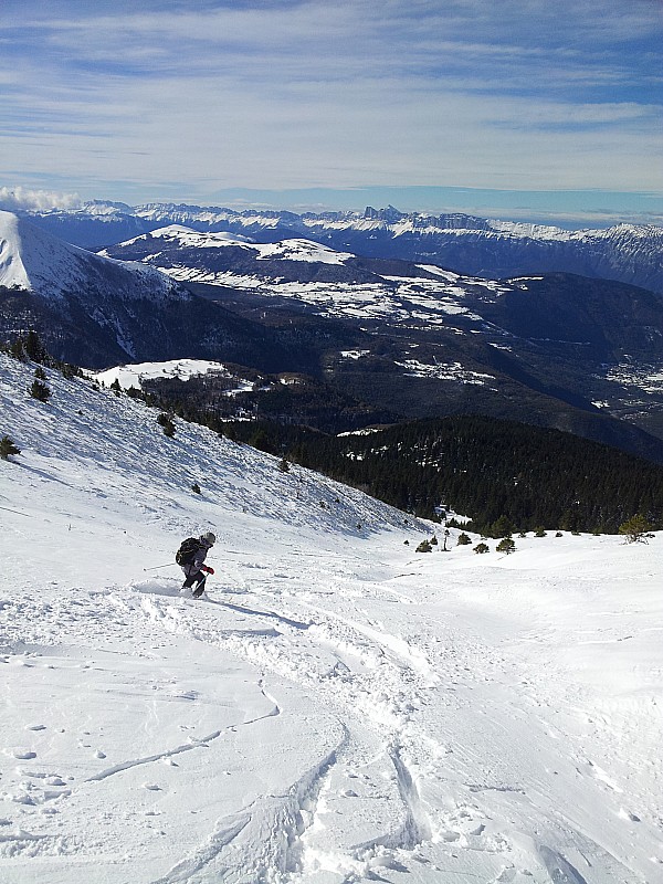 #6 descente : Neige correcte dans la petite combe à la descente.
Déjà quelques traces et les cailloux ne sont quand même pas très loin. descente : Neige correcte dans la petite combe à la descente.
Déjà quelques traces et les cailloux ne sont quand même pas très loin.