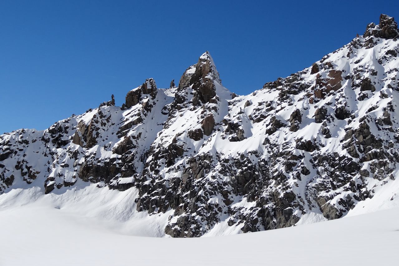#6 Aiguille des Saints Pères : Le versant Est. (en 2006, ça passait encore sans problème à ski). Aiguille des Saints Pères : Le versant Est. (en 2006, ça passait encore sans problème à ski).