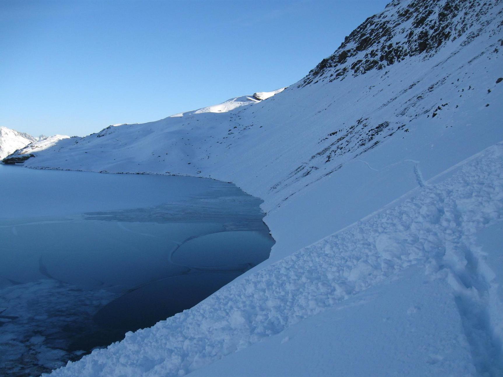 Rive droite du Lac Bramant : Ça craint de passer par là, ça purge, la neige est béton au niveau des coulées et le lac est juste en dessous