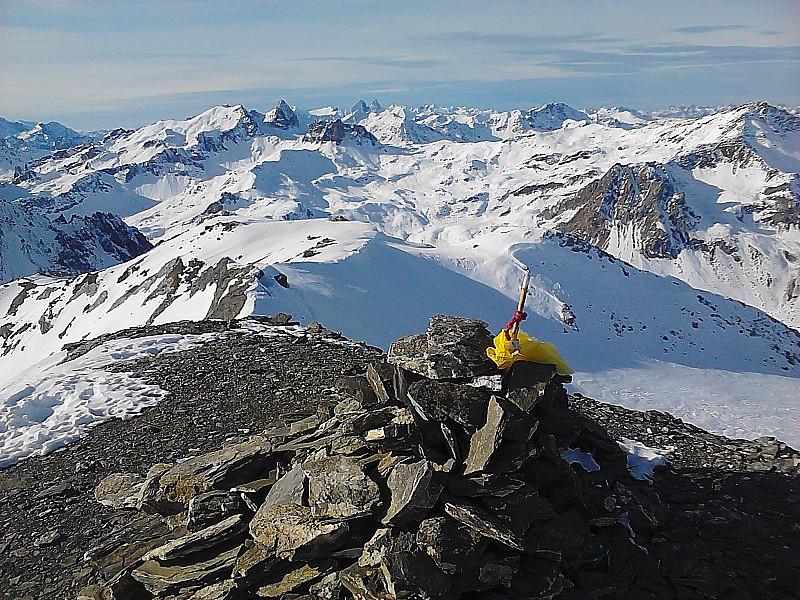 #7 Panorama : Les aiguilles d Panorama : Les aiguilles d'Arves au loin.
Au premier plan, un fanion en mémoire de Keud, mon petit frère décédé l'an passé en base Jump à la croix des têtes