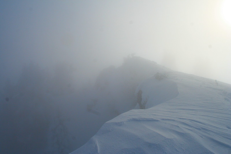 Le roc d'Arguille : juste avant de replonger vers Perquelin ...
clin d'oeil aux illustres inconnus sirotant un café au sommet (on les devine sur la photo)