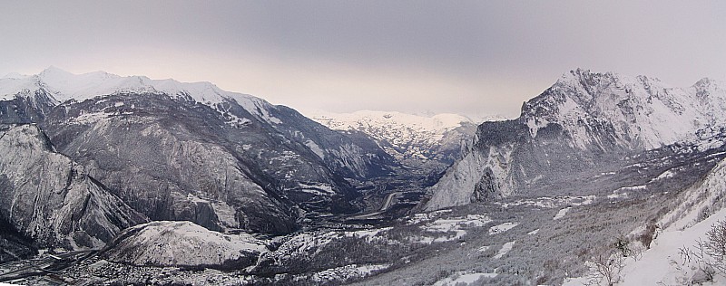 Petit panorama : Encore un peu de vue avant que le temps de se gâte... au fond Belledonne est déjà dans la crasse.