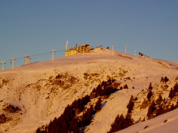 La Croix de Chamrousse : Le sommet de la Croix de Chamrousse, point d'arrivée des remontées mécaniques de la station (fermées pour l'instant)