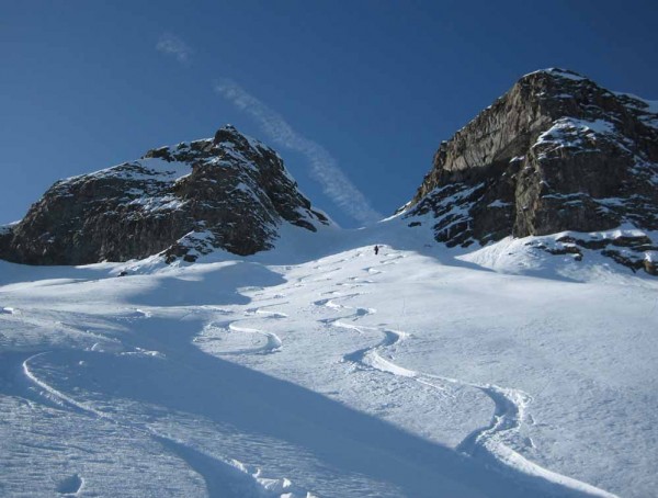 Le couloir vu du bas : Le couloir NE par lequel nous sommes descendus.