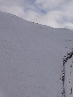 Didier en pleine action : T'es pas fou de skier au dessus des barres rocheuses!