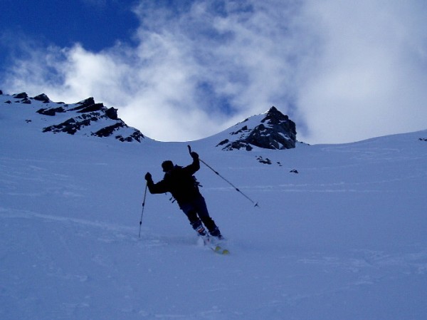 #3 David s David s'envole : David s'élance pour des virages dans les couloirs nord-est de la grande Chible