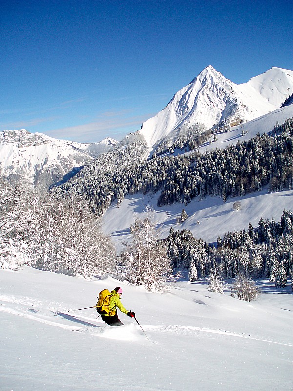 #14 Regavade : C Regavade : C'est reparti au dessus des chalets de Praz.