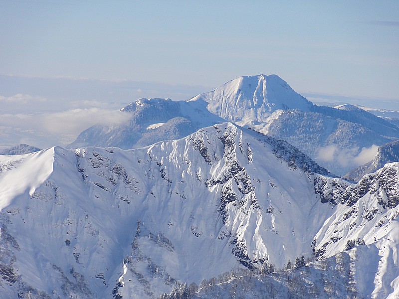 #3 Le mole bien ennéigé au loin Le mole bien ennéigé au loin