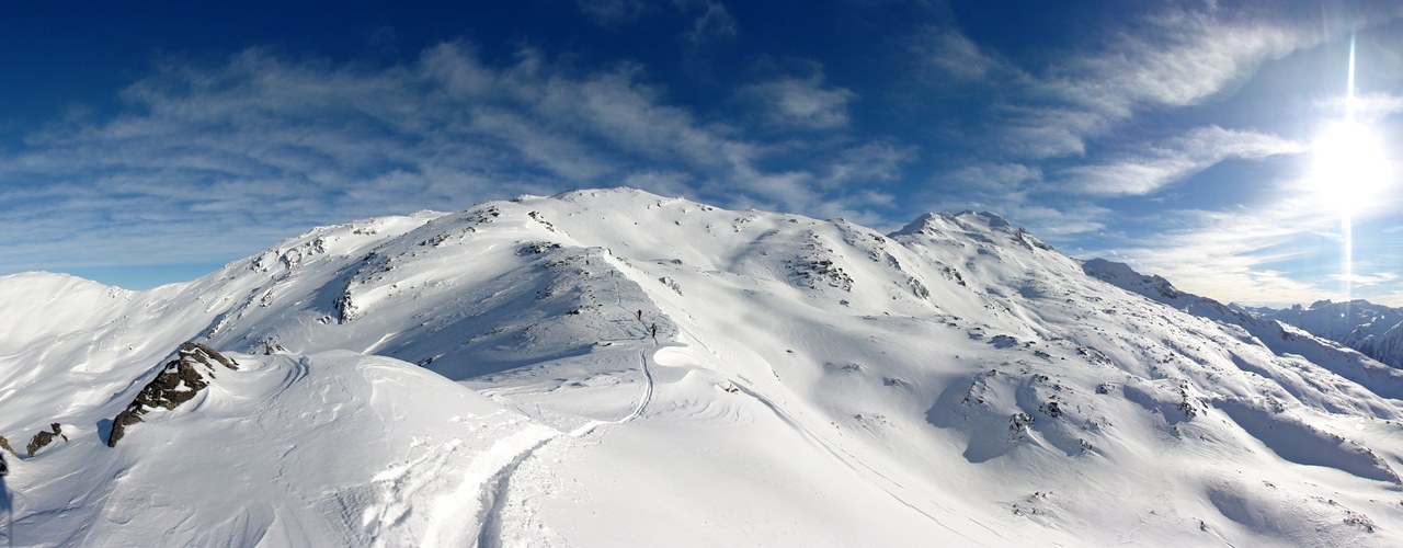 Vue au grand large : Brequin à droite
Vallon de descente à gauche sur la photo