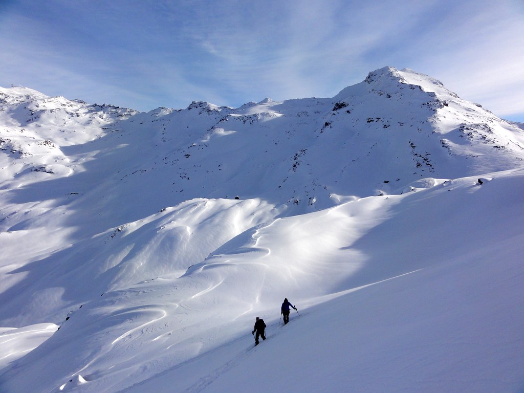 Travail du vent : sous le sommet versant Ménuires, col de la vallée étroite au fond