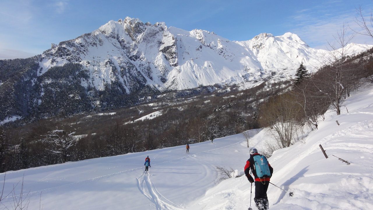 En face : Croix des Têtes et Grand Perron