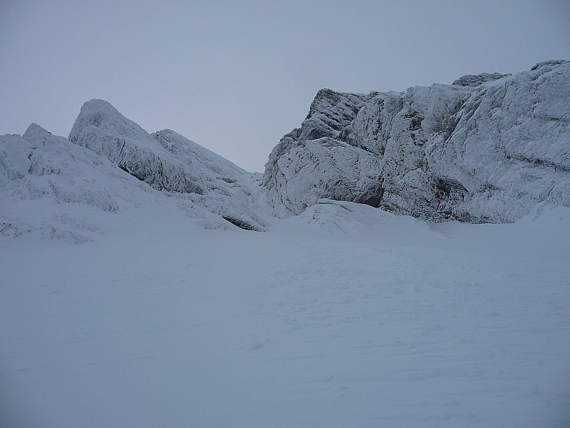 #1 En bas : Couloir et paroies plâtrées. En bas : Couloir et paroies plâtrées.
