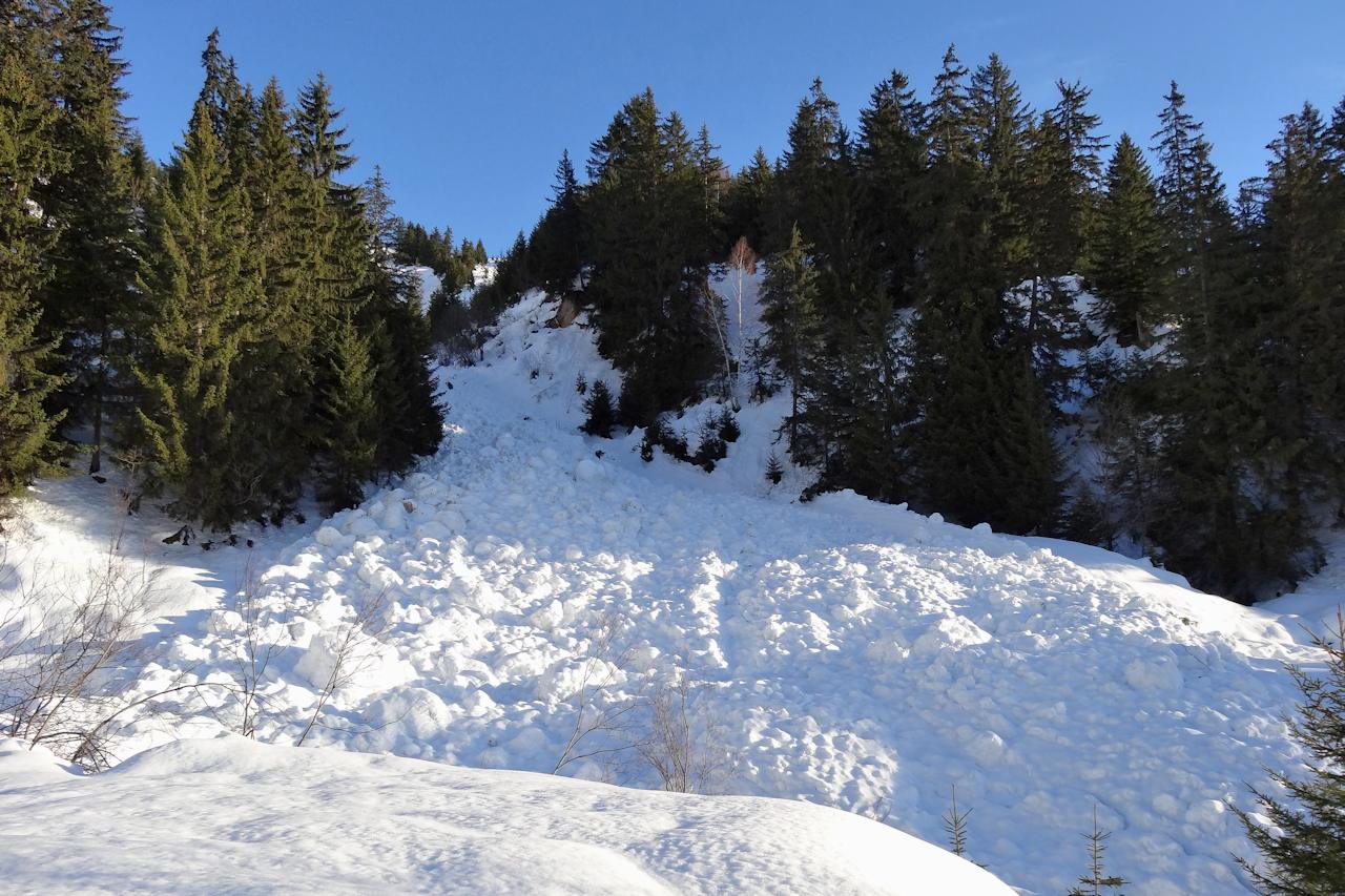 Grosse avalanche à franchir : Juste après le pont 1580 m.