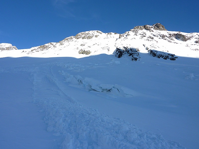 #3 au sommet de la combe : Des coulées de neige lourde des jours passés au sommet de la combe : Des coulées de neige lourde des jours passés